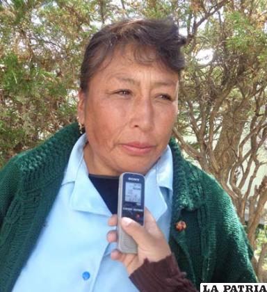ELIZABETH ROJAS: Yo me siento muy feliz en este día, las madres trabajadoras son las más sacrificadas, porque las mujeres deben efectuar dos funciones muy importantes ser trabajadoras y amas de casa, porque en el hogar continuamos trabajando. Le pido a mi hijo que sepa valorarme, y comprenderme, porque hay ocasiones en que fallamos, pero nuestra única intención es apoyar a nuestros hijos. A los jóvenes decirles que la mamá es muy importante en la vida de cada uno, por eso deben adorarlas, como ellas se merecen.