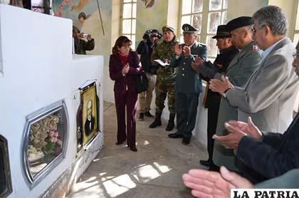 Autoridades militares y departamentales en el homenaje a los héroes del Alto de la Alianza