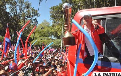 Robledo con el trofeo en manos, ante la algarabía de los hinchas