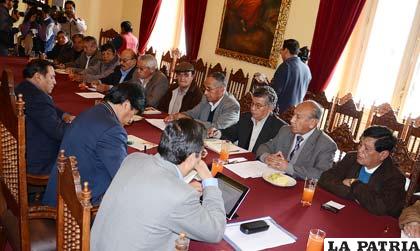 Rentistas y jubilados reunidos con el presidente Evo Morales