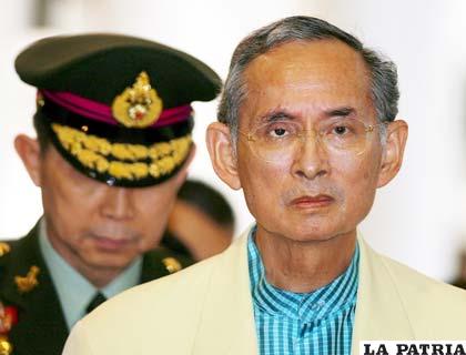 El rey de Tailandia, Bhumibol Adulyadej, apoya el golpe de Estado