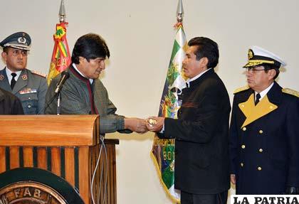 Presidente Evo Morales entrega el bastón de mando a Eugenio Rojas