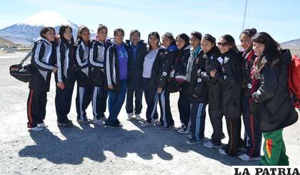 Las deportistas de la selección de voleibol, antes de cruzar la frontera en Tambo Quemado