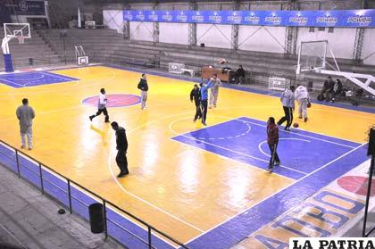 Durante del entrenamiento de CAN anoche en la cancha oficial