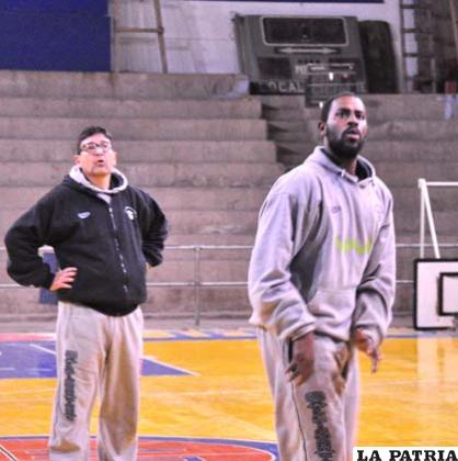 Alejandro Pepiche, observa detenidamente el entrenamiento