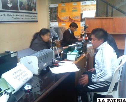 Registro biométrico en el Sereci Oruro