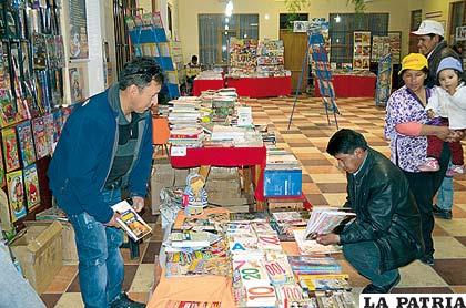 Expositores de libros forman parte del festejo de los 30 años de Antropología