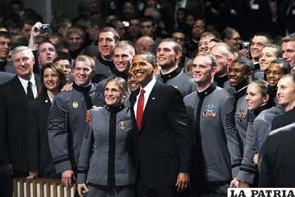 Obama con los cadetes en la Academia Militar de West Point