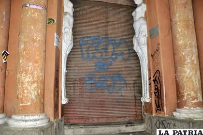 Vandalismo obligó a intervenir en la fachada del Palais Concert