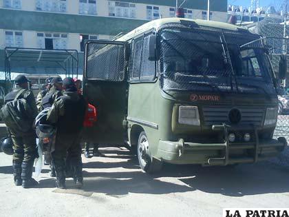Policías se dirigen a la zona del bloqueo en la carretera Oruro-Potosí