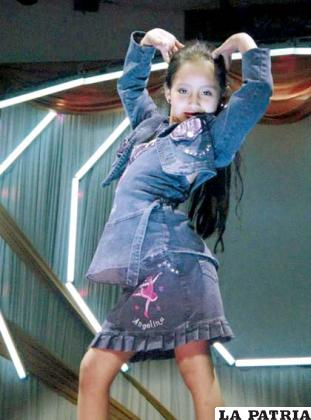 Elizangela Auza en plena pasarela en Ilo-Perú