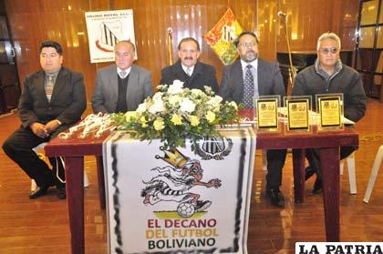 Directivos royalistas durante el acto de celebración