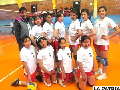 El equipo femenino de voleibol del colegio Jesús María