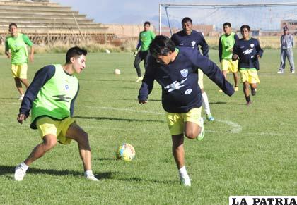 Juárez y Verduguez en la disputa de la pelota