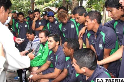 Jugadores de Atlético Bermejo en una improvisada conferencia de prensa