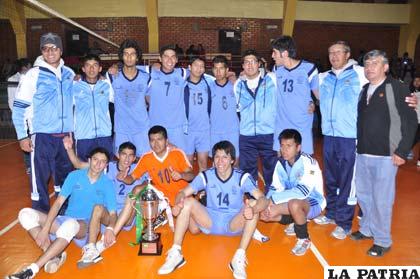 El plantel de jugadores de Oruro con el trofeo de campeón