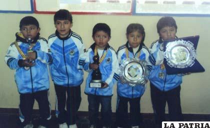 La delegación de Oruro que asistió al nacional