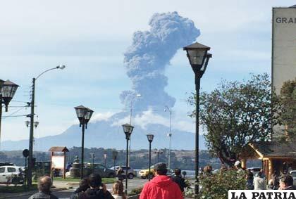 Volcán Calbuco se reactiva y registra una nueva erupción