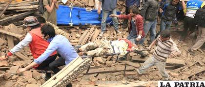 Continúa la búsqueda de  víctimas del terremoto en Nepal