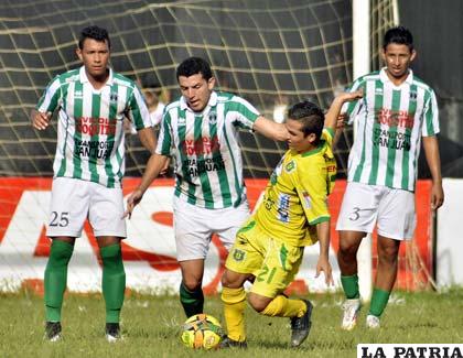 Carlos López, intenta burlar a los defensores de Petrolero