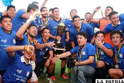 El equipo de Ciclón festeja el título y su retorno a la Liga