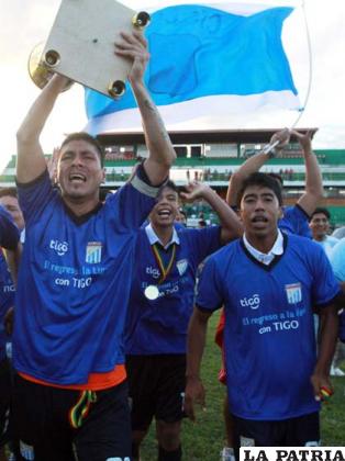 Cabrera con el trofeo de campeón