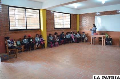 Niños de algunas unidades educativas aguardan mobiliario
