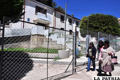 Una vista del edificio en mal estado del Hospital General