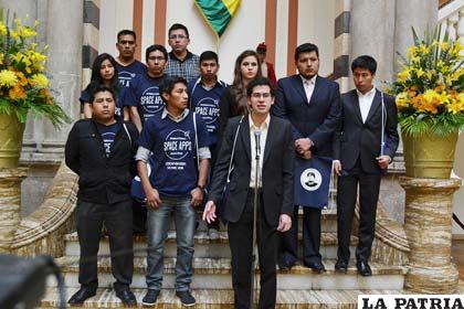 Estudiantes que participan en un concurso lanzado por la NASA