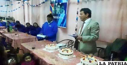 Ramiro Paredes, vocal del TSE, festejando su cumpleaños con un grupo del MAS