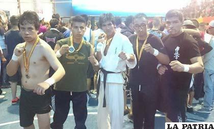 Deportistas orureños del centro integral Oyama Fight