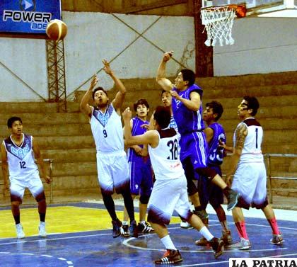 Una acción del partido donde CAN venció a Ingenieros