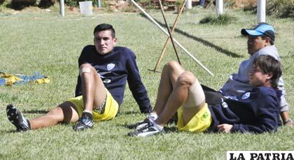 Gabriel Valverde junto a Mauro Bustamante, ambos lesionados en San José
