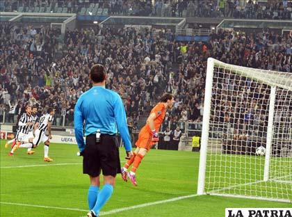 Carlos Tévez celebra después de anotar un gol desde el tiro penalti
