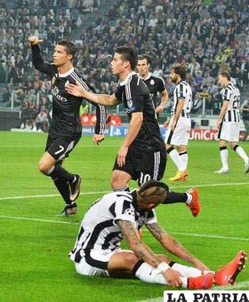 Cristiano, autor del gol para el Real Madrid, festeja con James