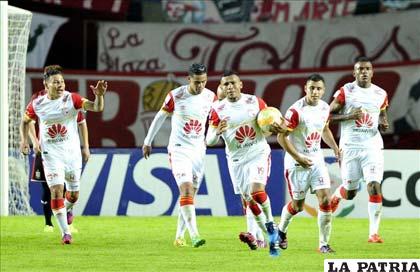 Los jugadores de Independiente Santa Fe festejan el gol conseguido