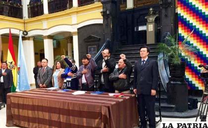 El Presidente Evo Morales junto a autoridades de la Embajada de China 