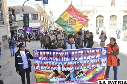 Padres de familia recurrieron a la presión para la aprobación de los contratos