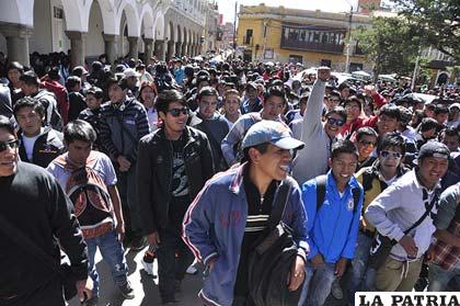 Universitarios marcharon en apoyo sus compañeros de Cochabamba