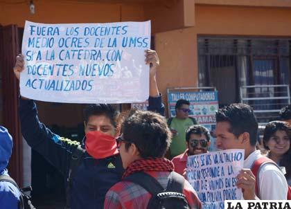 Movilización de universitarios en la “San Simón” de Cochabamba