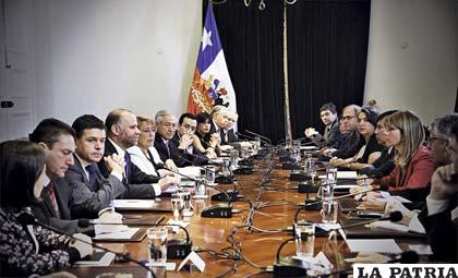Bachelet y sus ministros durante un consejo de gabinete