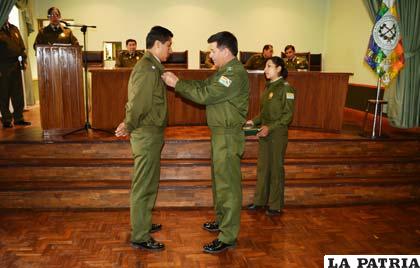 El subteniente Antony Pinto recibe la distinción del comandante del Batallón, teniente coronel Orlando Ponce