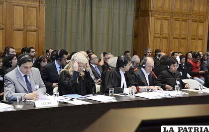 Vásquez destacó la labor del equipo de juristas representantes de Bolivia en La Haya