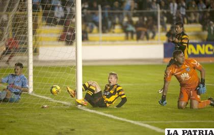 Alejandro Chumacero anota el único gol del partido
