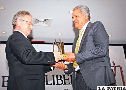 Defensor del Pueblo, Rolando Villena, recibió el premio Libertad “Juan Javier Zeballos”, de manos del presidente de la ANP