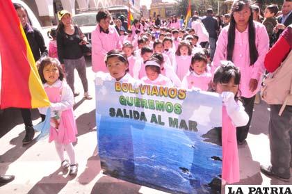 Los niños realizaron la marcha de reivindicación marítima