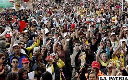 Maestros colombianos en marcha de protesta antes de llegar a un acuerdo