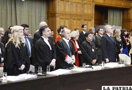 Juristas internacionales de Bolivia en La Haya junto al agente ante ese tribunal, Eduardo Rodríguez