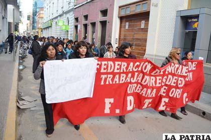 La movilización de los maestros se desvió por la calle Soria Galvarro