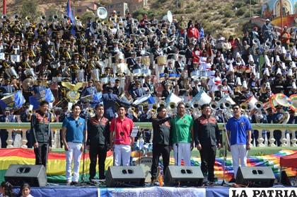 Yara y Llajtaymanta entonan el Himno Nacional acompañados de las bandas estudiantiles